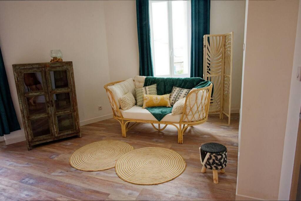 La Thoresienne Thoree-les-Pins Bagian luar foto